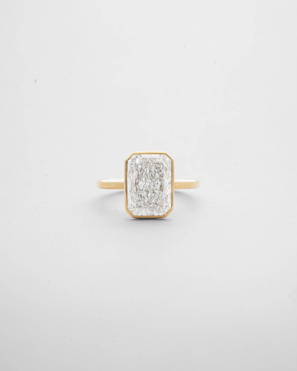 4 carats Radiant Cut Diamond with Bezel Solitaire Ring