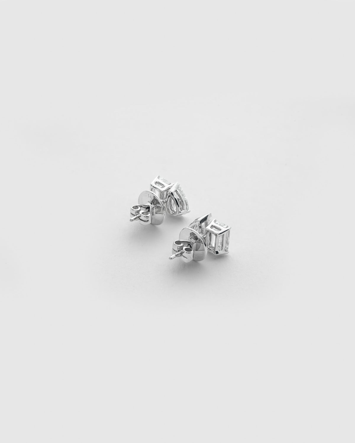 SD Signature 70 Pointer Emerald & 50 Pointer Pear Cut Diamond Toi Ei Moi Earrings