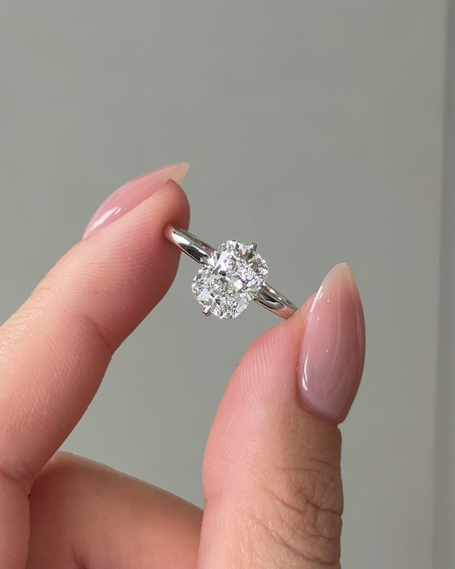 2.50 carats Cushion Cut Diamond Compass White Gold Setting