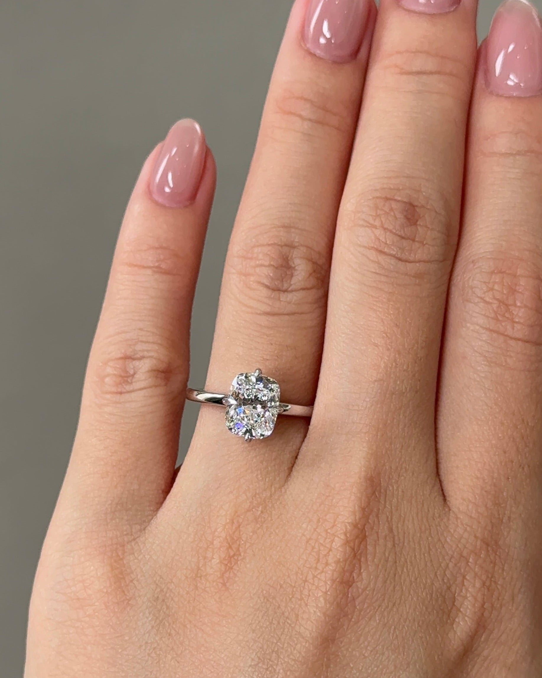 2.50 carats Cushion Cut Diamond Compass White Gold Setting