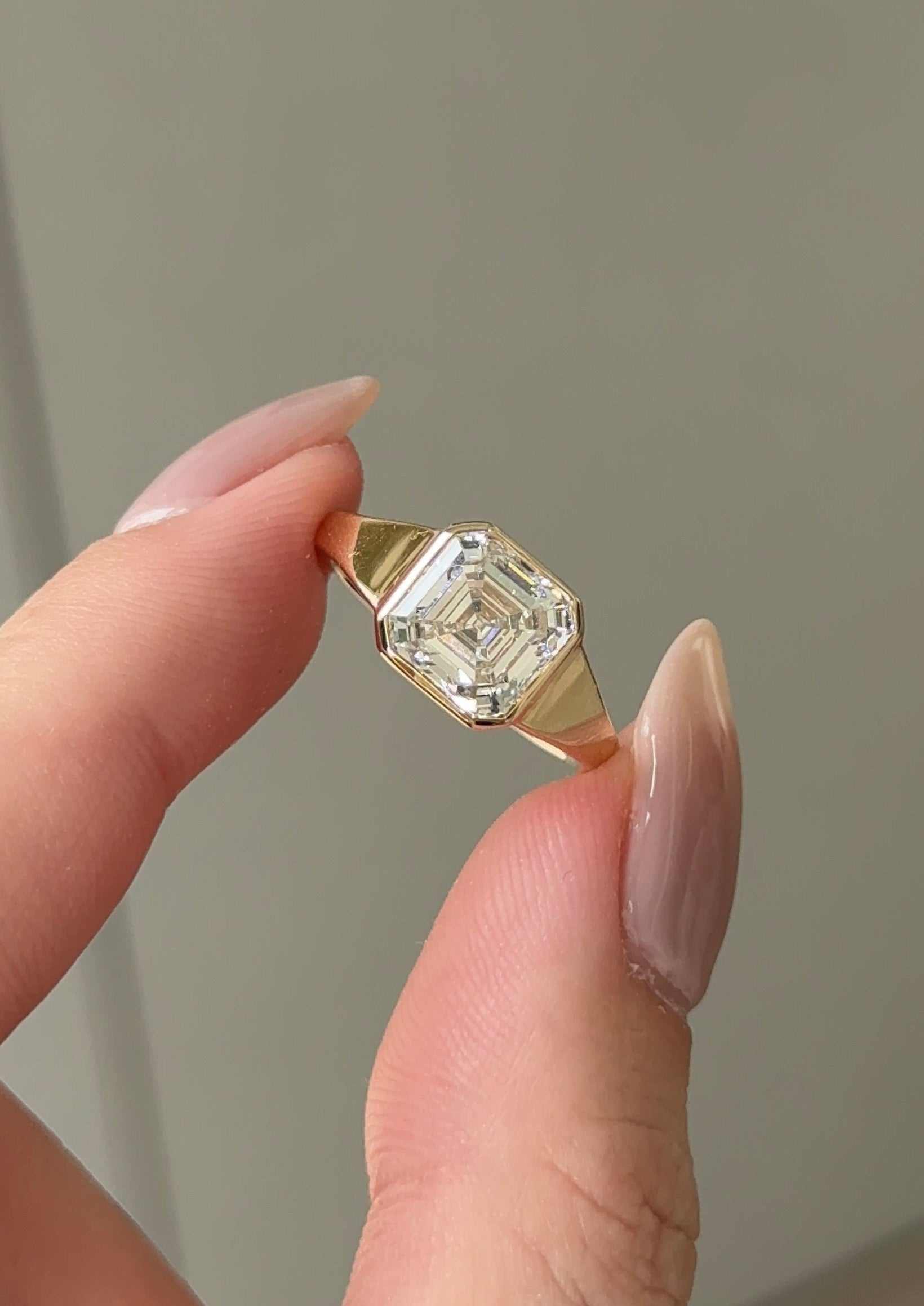 2.5 carats Asscher Cut Diamond Ring