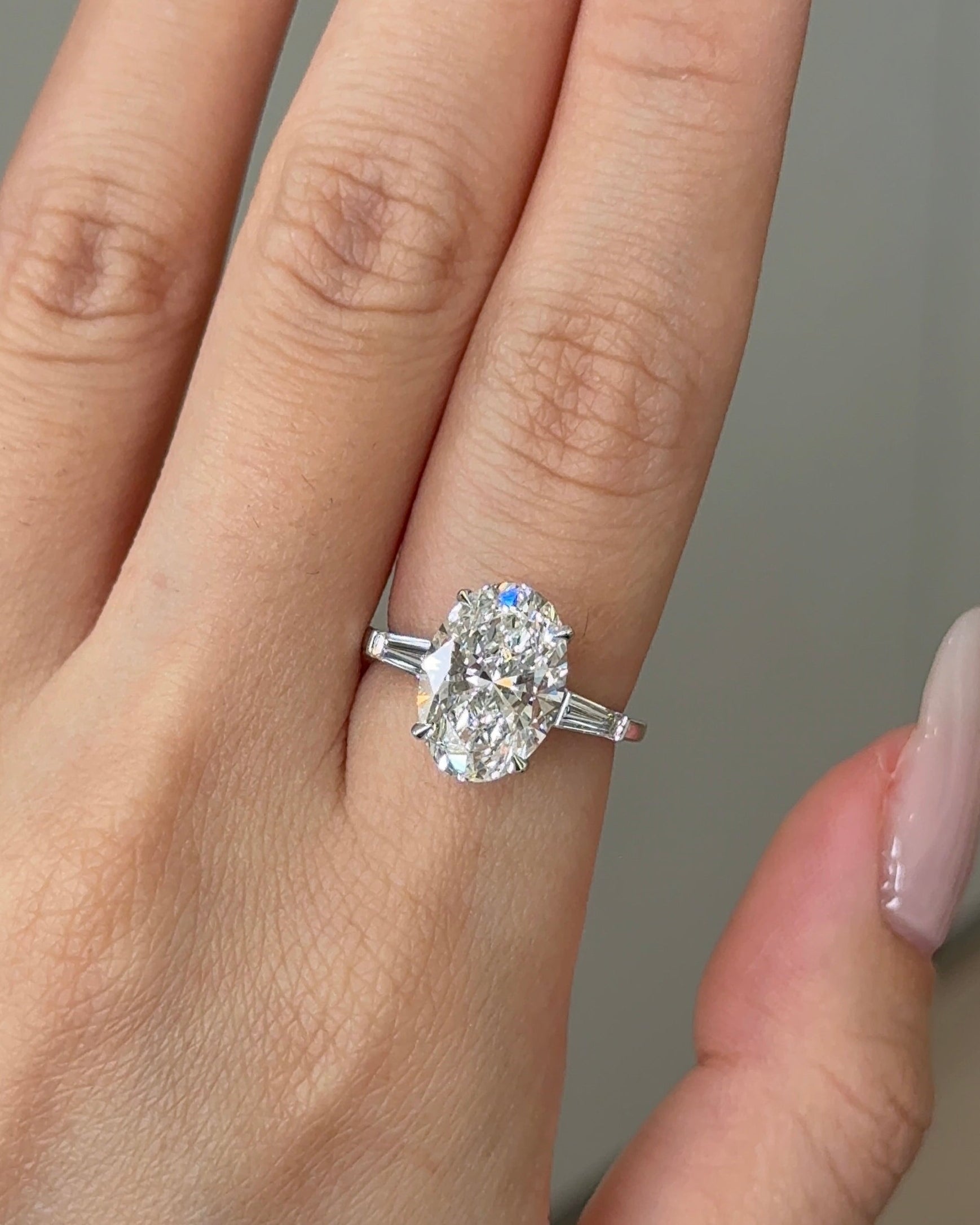 4 carats Oval cut Diamond with Side Stones Setting