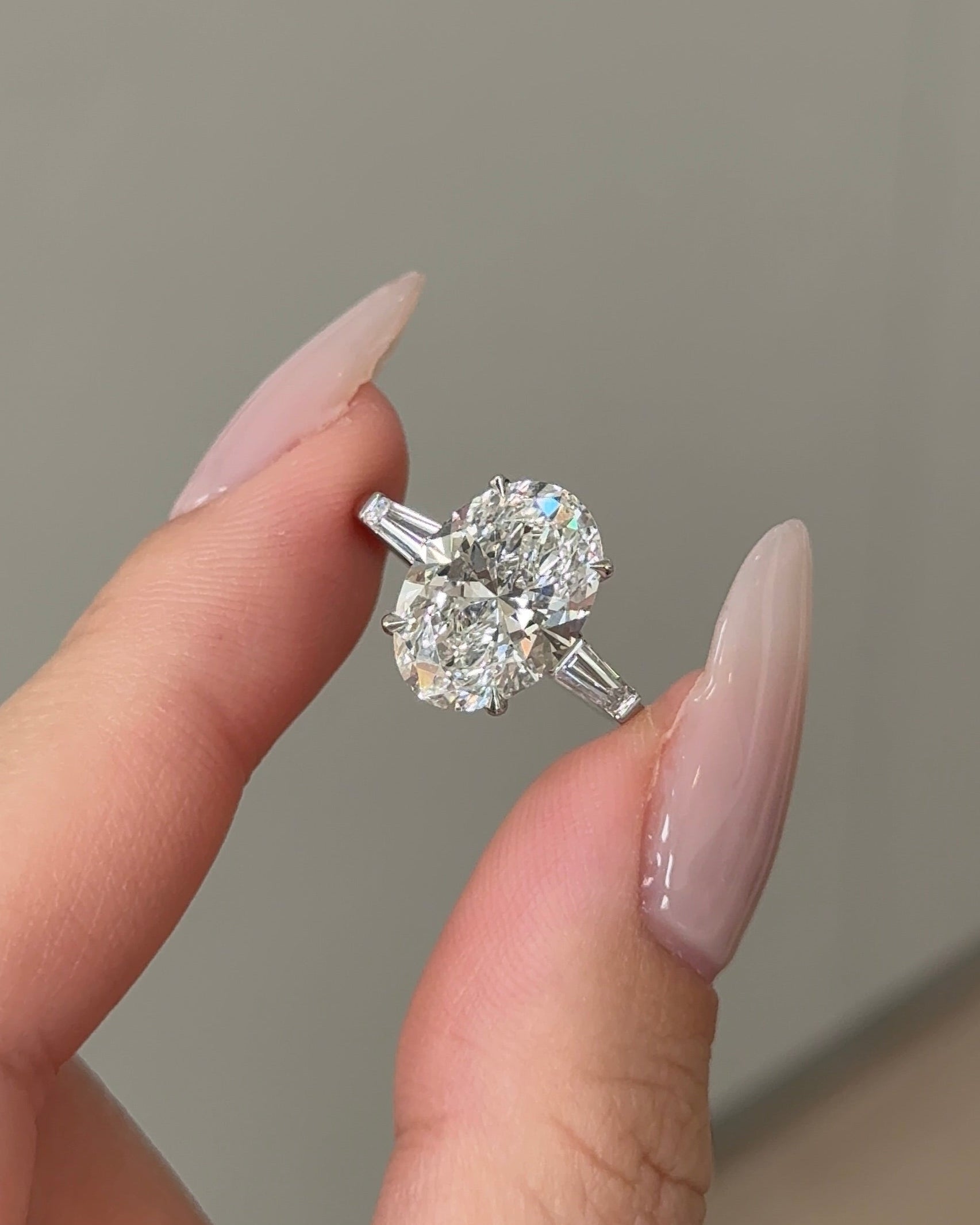 4 carats Oval cut Diamond with Side Stones Setting