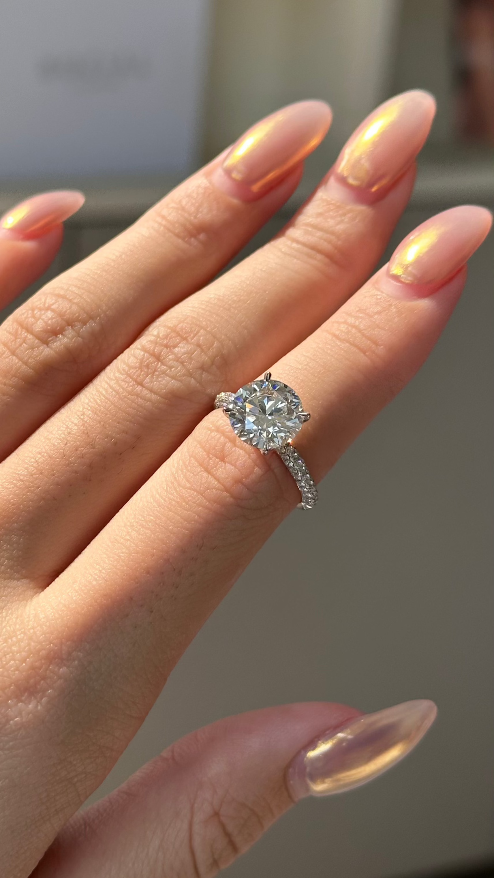 3 carats Round Diamond With Glitter Setting Ring
