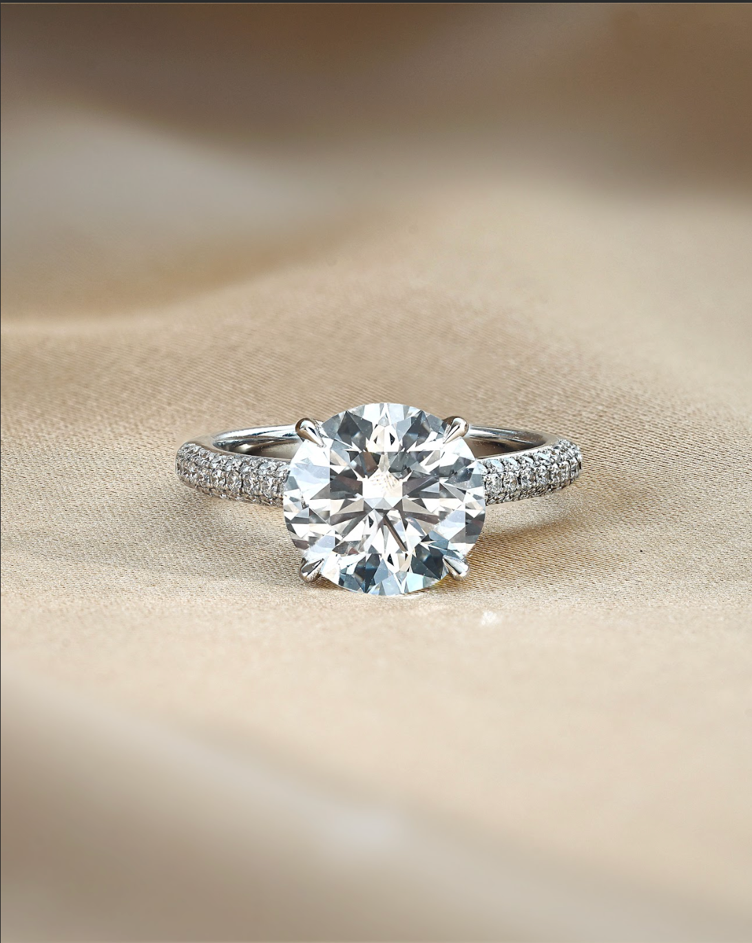 3 carats Round Diamond With Glitter Setting Ring